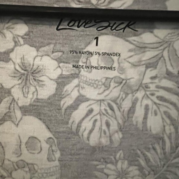 Torrid Love Sick Strappy Tee Black White Skull Pattern Size 1, 14/16, 1X - Picture 4 of 5